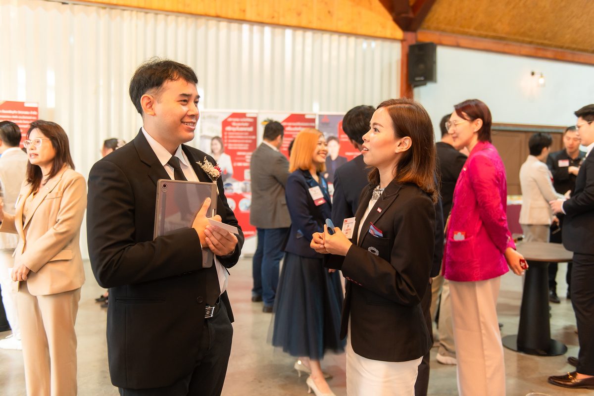 สมาชิกพูดคุยแลกเปลี่ยนธุรกิจกันก่อนเริ่มประชุม