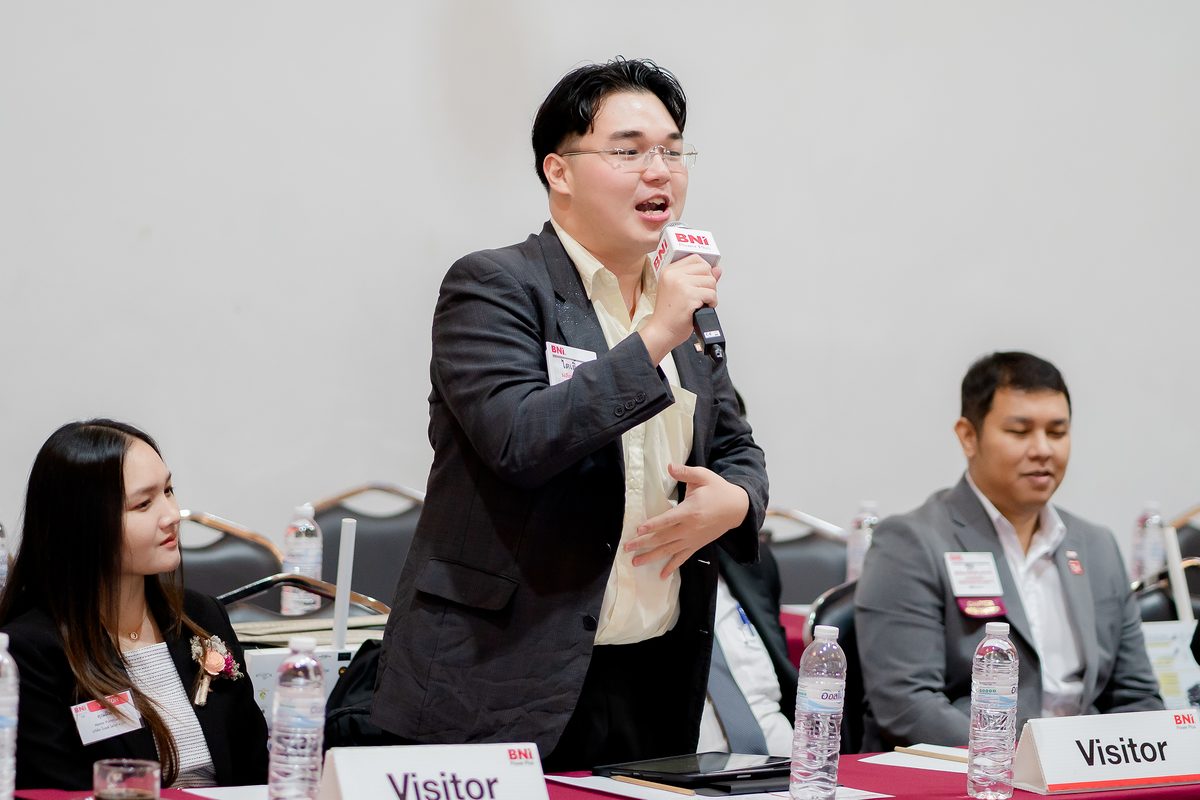 Visitor มีป้ายชื่อและที่นั่งของตัวเองที่โต๊ะประชุม ไม่ใช่แค่มานั่งดู